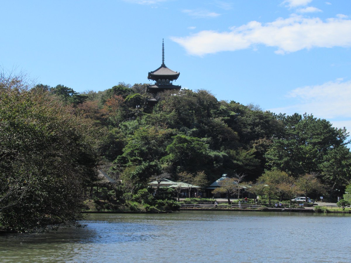 横浜三渓園・大池と三重塔