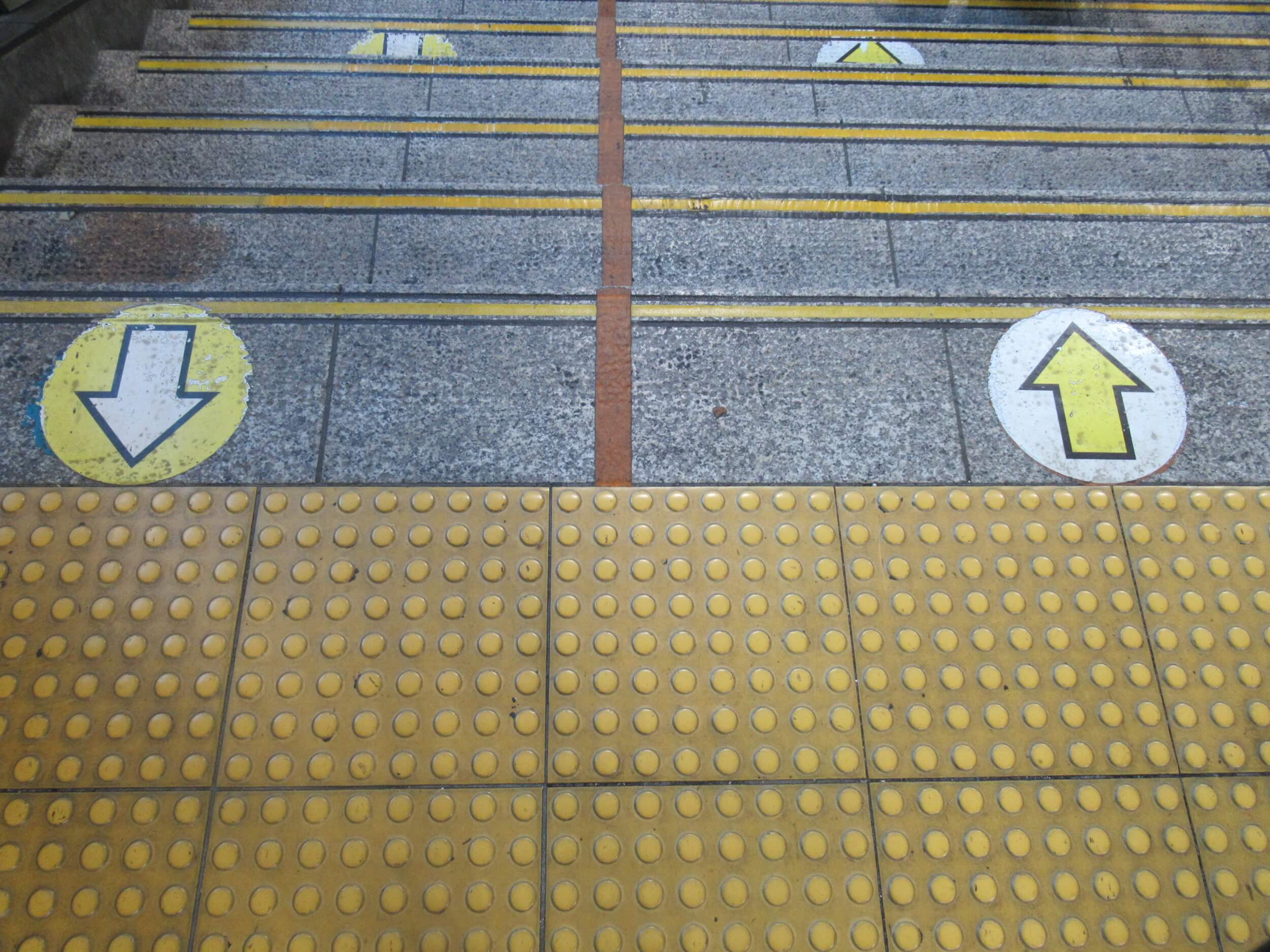 品川駅・1・2番線ホームの階段
